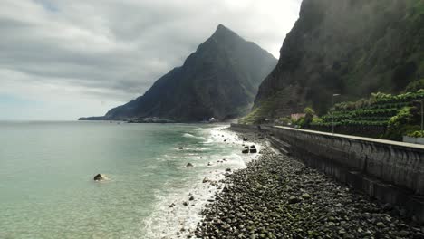 Drohnenansicht-Einer-Panoramastraße,-Küste,-Wellen,-Steilen-Bergen,-Fahrenden-Autos