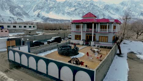 Toma-Aérea-De-Un-Hotel-Exclusivo-De-La-Ciudad-De-Skardu-En-Pakistán.