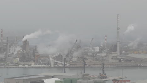 Bonita-Toma-Aérea-De-La-Zona-Industrial-Y-Portuaria-De-Rávena-En-Un-Día-Nublado