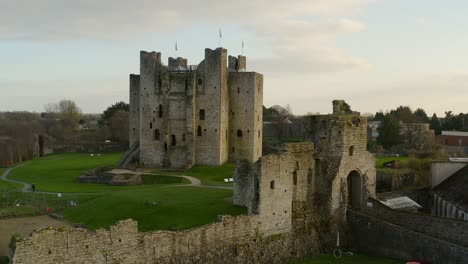 Riesiger-Panoramablick,-Der-Elegant-Um-Trim-Castle-Kreist