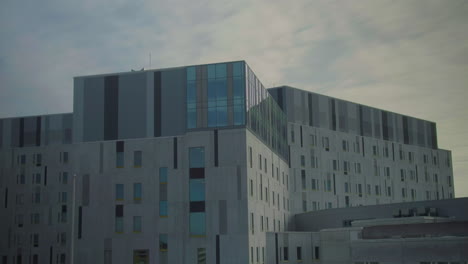 Timelapse-Del-Hospital-Exterior-De-Finlandia-Con-Nubes-Pasando