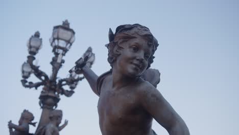 Statue-and-street-lamps-at-the-Alexandre-III-Bridge,-Paris