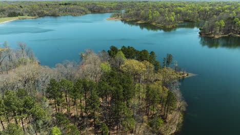 Panorama-Del-Lago-Glen-Springs-Con-árboles-Durante-El-Día-En-Tennessee,-EE.UU.