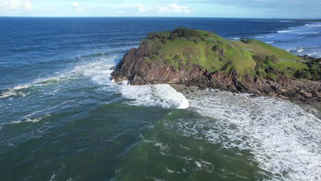 Norries-Headland-Wird-Im-Sommer-Von-Brechenden-Wellen-Getroffen-–-Cabarita-Beach-In-NSW,-Australien