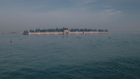 Serena-Vista-De-La-Isla-Del-Cementerio-De-Venecia,-Italia