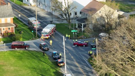 Escena-Del-Accidente-En-El-Cruce-Después-De-Un-Accidente-Automovilístico-En-Un-Suburbio-Americano