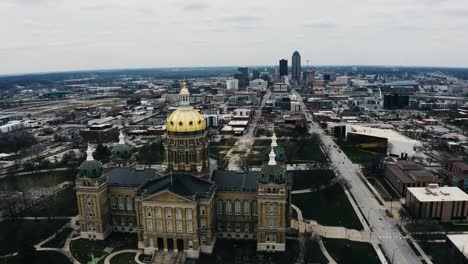 Aerial-view-of-the-Des-Moines,-Iowa-capitol-building