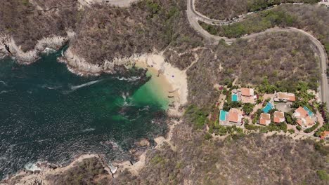 Playa-Violín,-Una-Playa-Virgen-Muy-Hermosa,-En-Bahías-De-Huatulco,-Oaxaca,-México