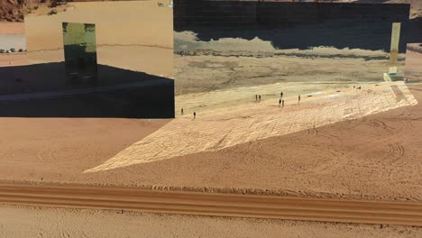 Luftaufnahme-Von-Menschen,-Die-Vor-Der-Spiegelnden-Maraya-Konzerthalle-In-Saudi-Arabien-Stehen