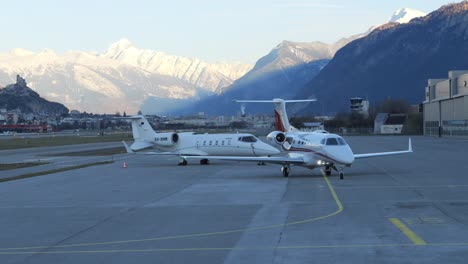 El-Avión-Privado-Embraer-Phenom-300-Comienza-A-Rodar-En-El-Aeropuerto-De-Sion