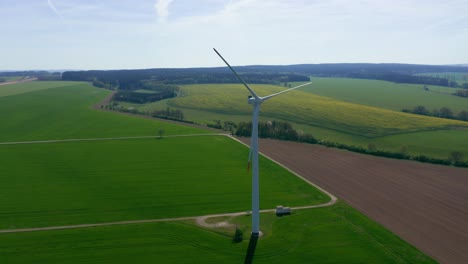 Vista-Aérea-De-Una-Gran-Turbina-Eólica-Que-Produce-Energía-Limpia-Y-Sostenible,-Vista-Panorámica