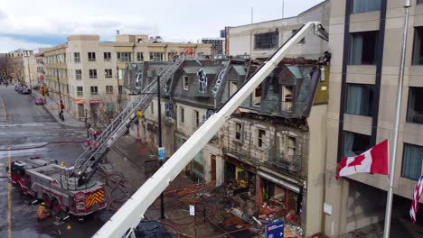 Dach-In-Brand-Gesteckt-Und-Von-Feuerwehrleuten-Gelöscht