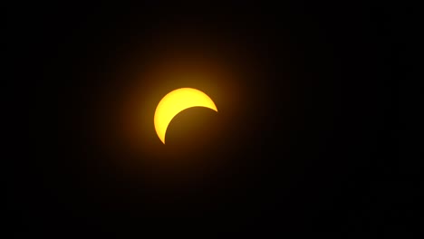 La-Luna-Bloquea-Parcialmente-El-Sol-Durante-Un-Eclipse-Solar.