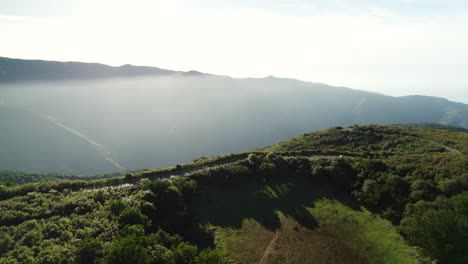 4K-Luftaufnahmen-Einer-Atemberaubenden-Panoramastraße-In-Den-Bergen-Von-Madeira-Bei-Sonnenuntergang