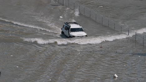 Am-17.-April-2024-Waren-In-Den-Vereinigten-Arabischen-Emiraten-Nach-Rekordverdächtigen-Regenfällen-überflutete-Straßen-Und-Wege-Zu-Sehen.