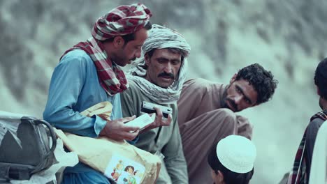 Hombres-Baluchis-Abren-Regalos-Durante-El-Eid-En-El-Remoto-Baluchistán