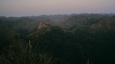 Luftaufnahme-Der-Grünen-Kalksteinberge-Auf-Der-Insel-Cat-Ba-An-Einem-Sonnigen-Tag-In-Vietnam