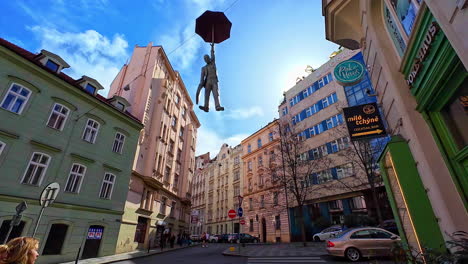 Escultura-De-Un-Hombre-Con-Un-Paraguas-Colgando-Sobre-Las-Calles-De-La-Ciudad-Europea.