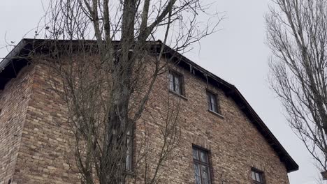 Uno-De-Los-Edificios-De-Bloques-En-El-Campo-1-De-Auschwitz:-Invierno-Con-Carámbanos-Y-Nieve.