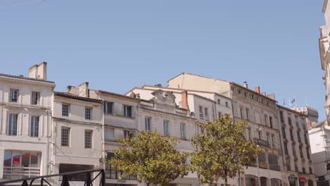 Edificios-Antiguos-A-Lo-Largo-De-Las-Calles-De-Angouleme-Francia