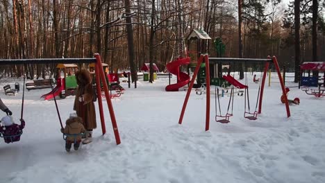 Un-Lugar-Para-Que-Los-Niños-Jueguen-Con-Columpios-Y-Nieve-Dentro-Del-Bosque