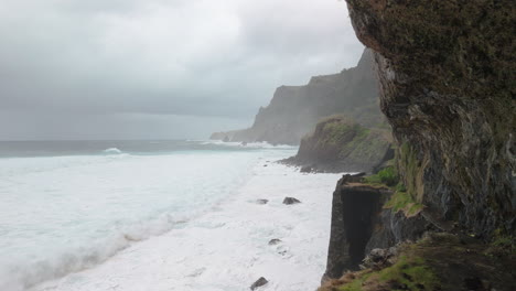 Fliegen-über-Eine-Meeresklippe,-Sicht-Auf-Den-Ozean-Auf-Madeira,-FPV-Drohnenansicht