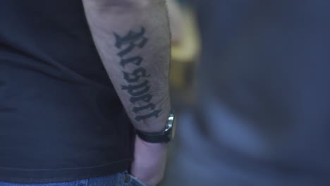 Ein-Mann-Mit-Einem-Armtattoo