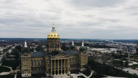 Toma-De-Drone-Del-Edificio-Del-Capitolio-Estatal-En-Iowa,-Estados-Unidos