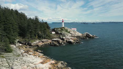 Toma-Aérea-Hacia-El-Faro-De-Point-Atkinson-En-El-Parque-Del-Faro-En-El-Oeste-De-Vancouver,-Cerca-De-La-Ciudad-De-Vancouver-En-Columbia-Británica-En-Canadá