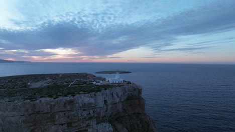 Acercándose-Al-Faro-De-Cavalleria-Menorca-Acantilado-Español-Costa-Del-Océano-Drone-Vista-Aérea-Del-Atardecer,-Arquitectura-De-Viajes-De-España