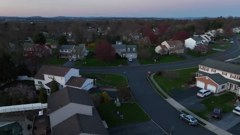 Luftaufnahme-Eines-Amerikanischen-Wohngebiets-Mit-Garage-In-Der-Abenddämmerung