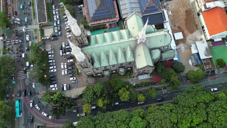 Un-Drone-Sobre-La-Catedral-Católica-De-Yakarta-A-Primera-Hora-De-La-Tarde