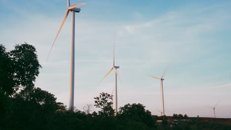 Windkraftanlagen-Farmfelder-Nutzen-Energie-Im-Morgengrauen
