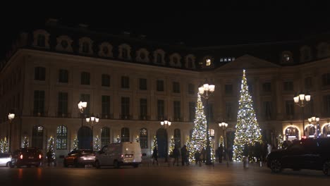 Gente-De-Noche-Caminando-Por-Las-Calles-De-Una-Ciudad-Europea-Con-Adornos-Navideños.