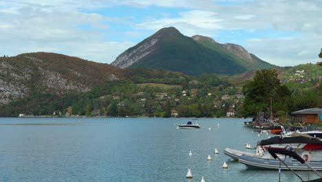 Los-Deportes-Acuáticos-En-El-Lago-De-Annecy-Son-Un-Gran-Atractivo-Para-Los-Entusiastas-Acuáticos-Que-Tienen-La-Opción-De-Practicar-Remo,-Wakeboard,-Buceo-Y-Alquiler-De-Catamaranes.