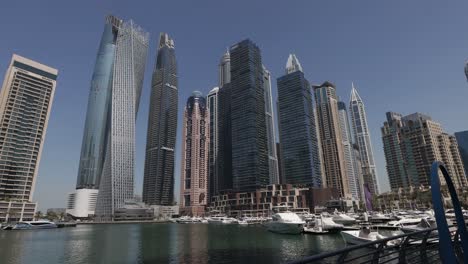 Vista-De-Rascacielos-En-El-Puerto-Deportivo-De-Dubai.