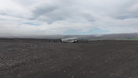 Drohnenaufnahme-Eines-Verlassenen-DC-3-Flugzeugs-An-Der-Küste-Islands,-Touristenattraktion,-60 fps