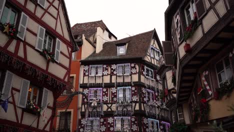 Adornos-Navideños-En-La-Fachada-De-Edificios-Típicos-De-Colmar,-Colmar,-Francia