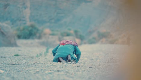 Rear-view-of-Pakistani-man-worshipping-and-praying-in-Iftar-Drive-of-Balochistan,-Pakistan