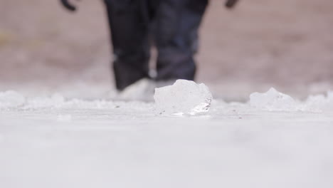 Taucher-Im-Trockenanzug-Betritt-Einen-Bei-Unter-Null-Eiskalten-Zugefrorenen-See-Für-Einen-Eistauchgang