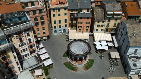 Drone-tilting-over-the-Chiosco-della-Musica,-in-sunny-Rapallo,-Liguria,-Italy