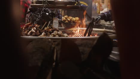 Grill-Straßenhändler-Kochen-Fleisch-Im-Freien