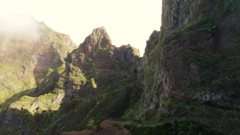 Antena-De-Ruta-De-Senderismo-En-Empinadas-Montañas-Rocosas,-Naturaleza-De-Madeira-4k