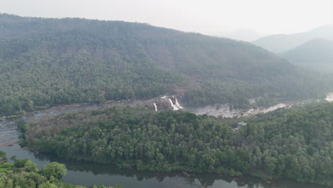 Athirapilli-Wasserfall-In-Kerala,-Indien,-Weitwinkel-4K-Video