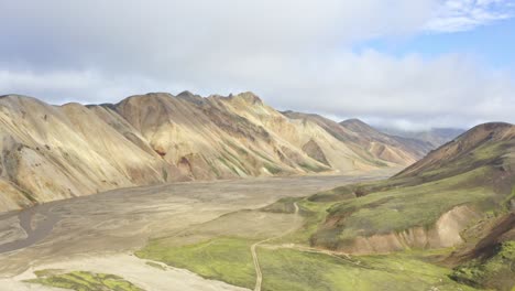 Volando-Sobre-El-Valle-De-Landmannalaugar-En-Islandia,-Capture-Vistas-Aéreas-Prístinas-De-La-Naturaleza-Virgen