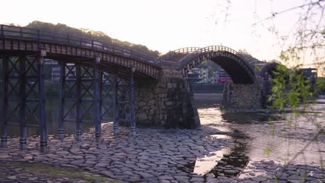 Puente-Iwakuni-Kintaikyo,-Amanecer-Sobre-Los-Sauces-Mientras-Se-Revela-El-Puente