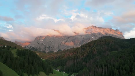 Imágenes-Aéreas-Nocturnas-De-La-Montaña-Sas-Dles-Nü-Cubierta-De-Hermosas-Nubes