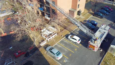 Los-Bomberos-Salvan-A-Civiles-Del-Edificio-Después-De-Extinguir-El-Incendio-En-Montreal,-Canadá.