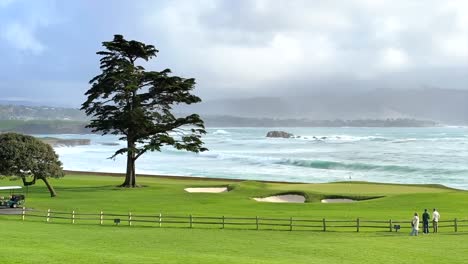 Malerischer-Zeitraffer-Der-Meereswellen-Am-Pebble-Beach-Vor-Dem-Fairway-Des-Golfplatzes,-Kalifornien,-USA