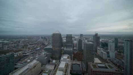 Zeitraffer-Der-Wolkenkratzer-Von-Canary-Wharf-Von-Tag-Zu-Nacht-An-Einem-Bewölkten-Tag-Im-Weitwinkel